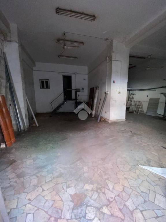 negozio in vendita a Napoli in zona Secondigliano