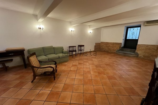 appartamento in vendita a Napoli in zona Chiaia