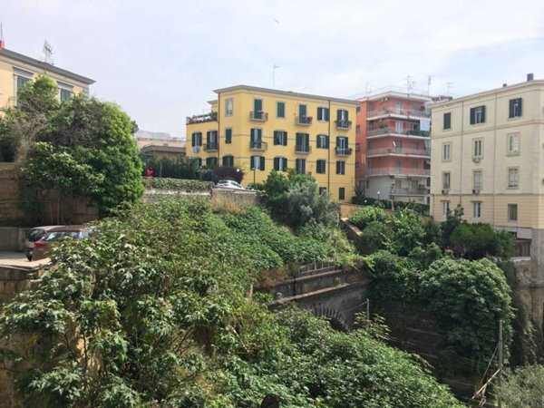 appartamento in vendita a Napoli in zona Chiaia