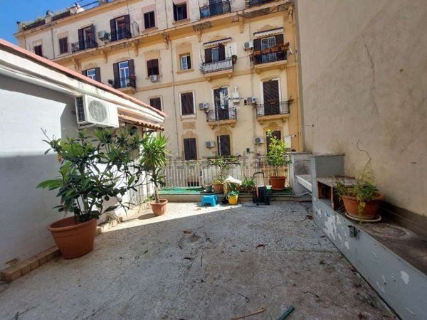 appartamento in vendita a Napoli in zona San Lorenzo