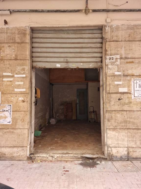 locale commerciale in vendita a Napoli in zona Secondigliano