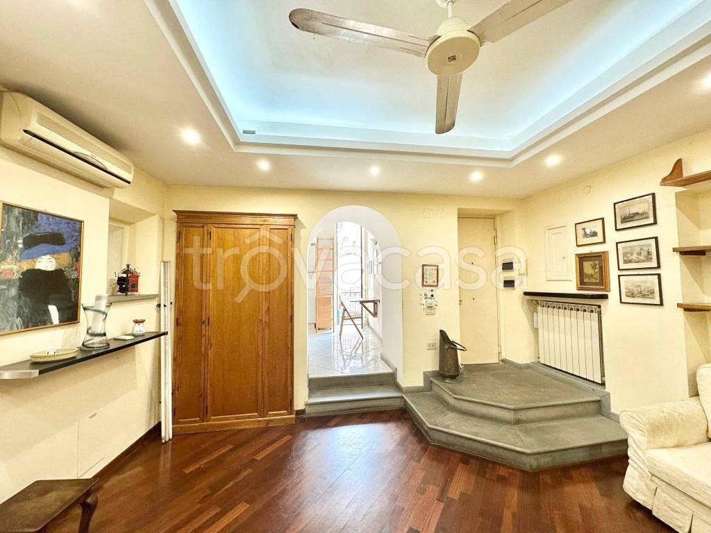 appartamento in vendita a Napoli in zona Chiaia