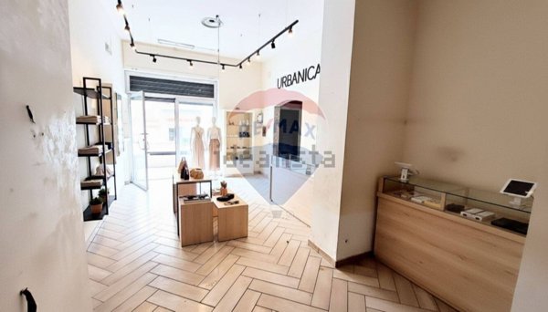 locale commerciale in vendita a Napoli in zona Mercato