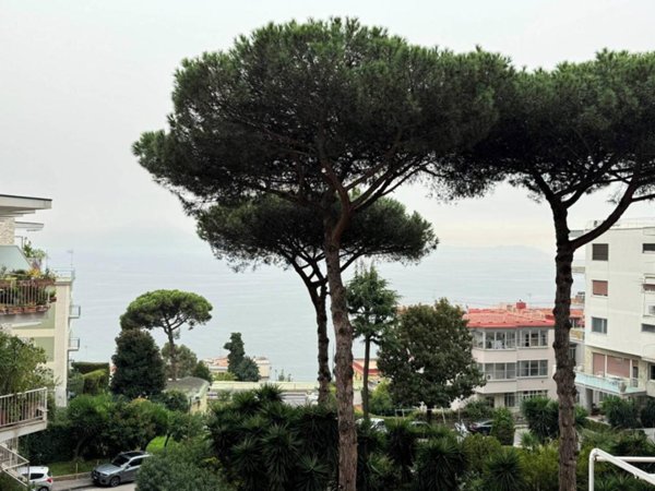 appartamento in vendita a Napoli in zona Chiaia