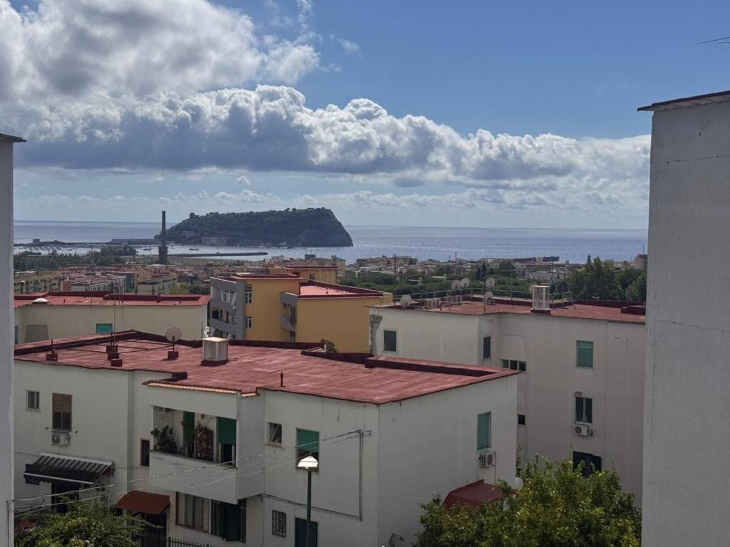 appartamento in vendita a Napoli in zona Bagnoli