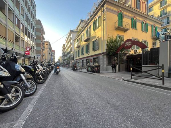 negozio in vendita a Napoli in zona Vomero