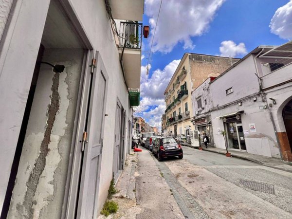 negozio in vendita a Napoli in zona Secondigliano