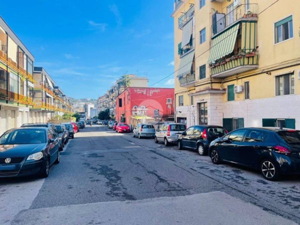 locale commerciale in vendita a Napoli in zona Bagnoli
