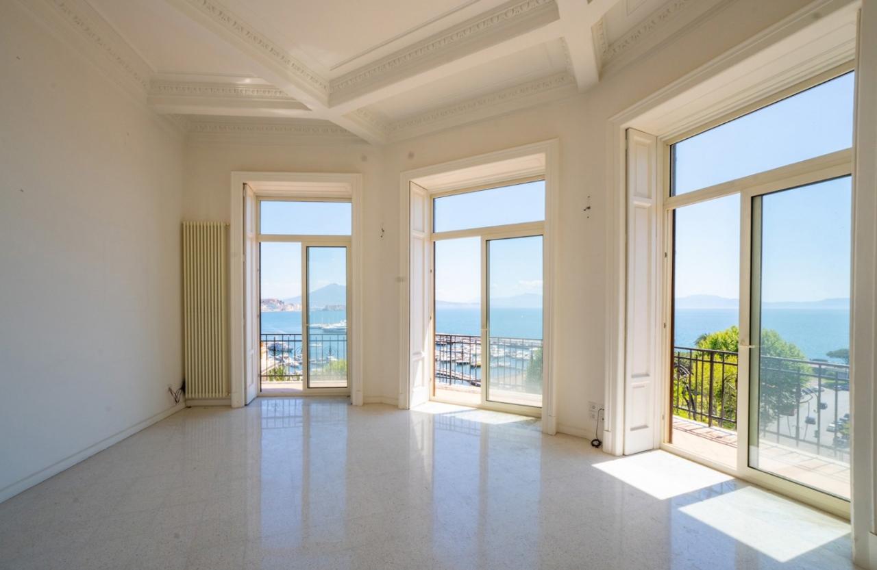 appartamento in vendita a Napoli in zona Chiaia