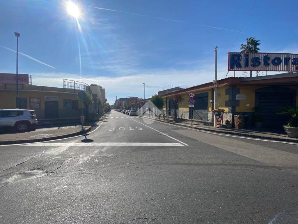 locale commerciale in vendita a Napoli in zona Ponticelli