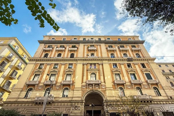 appartamento in vendita a Napoli in zona Chiaia