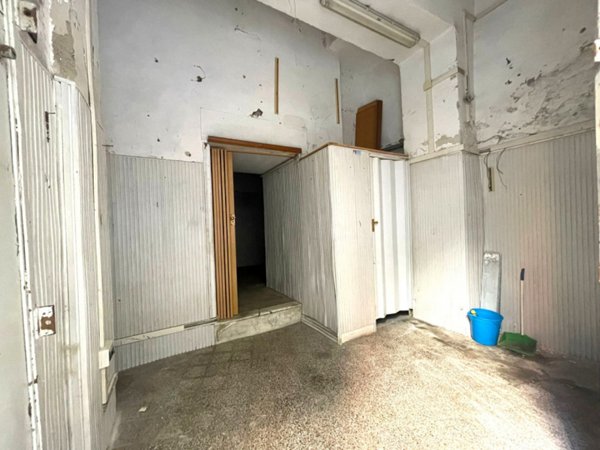 negozio in vendita a Napoli in zona Pendino / San Giuseppe