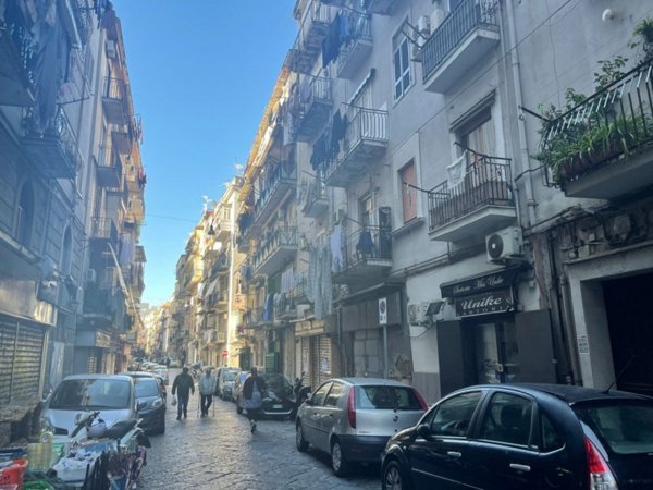 negozio in vendita a Napoli in zona Pendino / San Giuseppe
