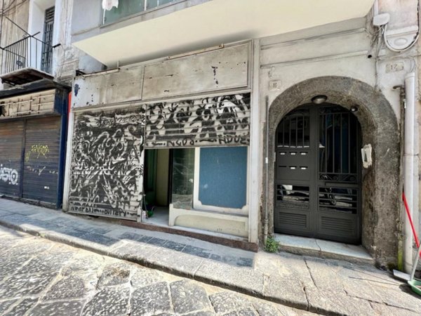 negozio in vendita a Napoli in zona Pendino / San Giuseppe