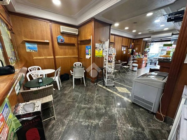 negozio in vendita a Napoli in zona Capodichino
