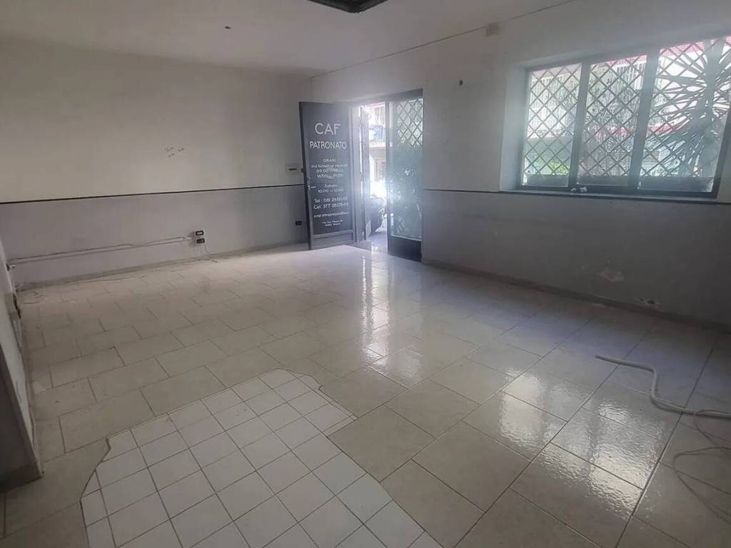 negozio in vendita a Napoli in zona Chiaia
