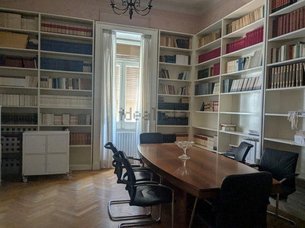 appartamento in vendita a Napoli in zona Chiaia