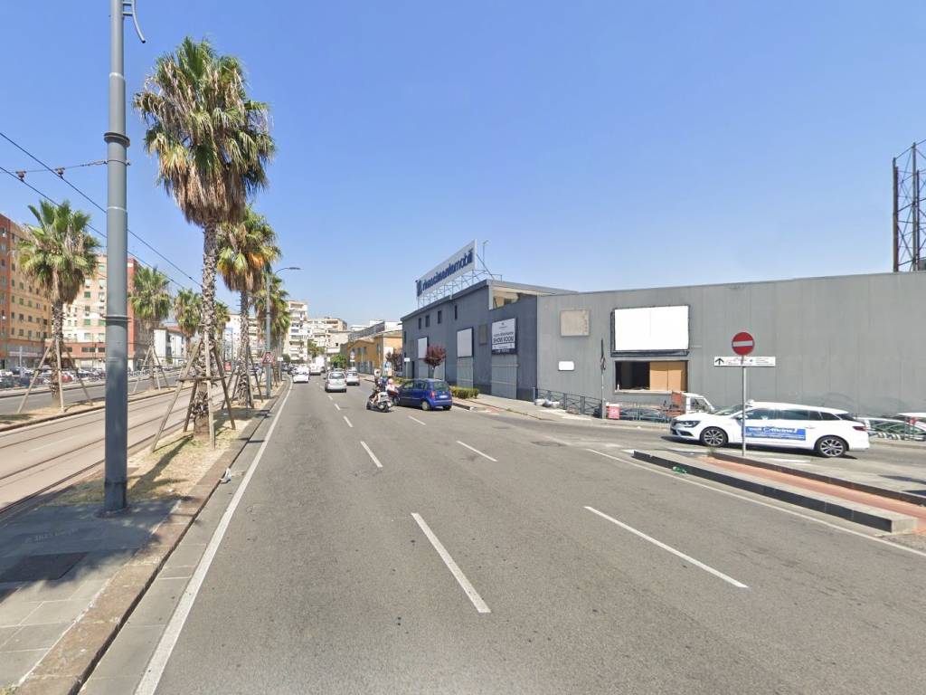 locale commerciale in vendita a Napoli in zona Poggioreale