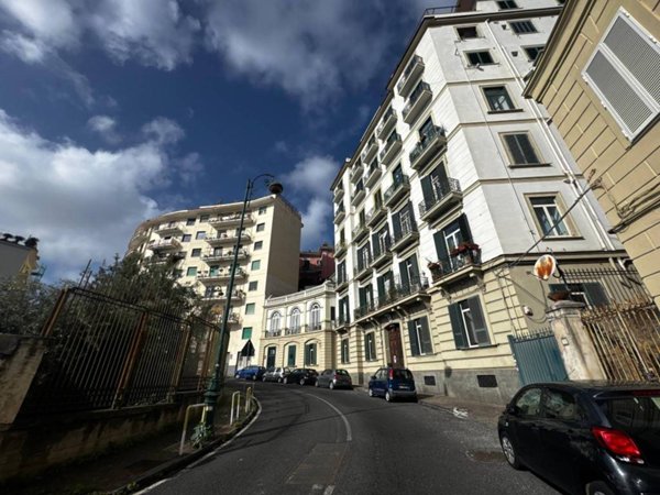 appartamento in vendita a Napoli in zona Chiaia