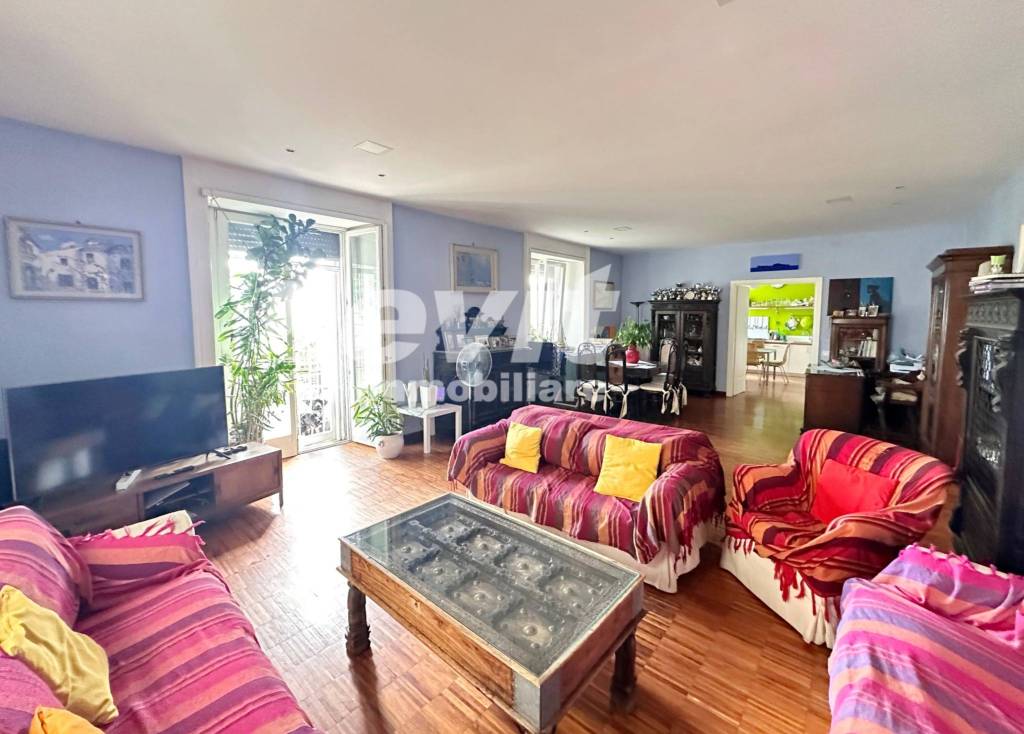 appartamento in vendita a Napoli in zona Chiaia