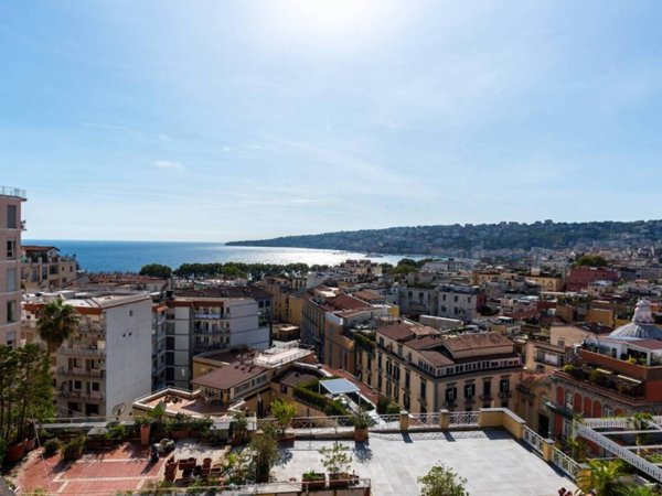 appartamento in vendita a Napoli in zona Chiaia