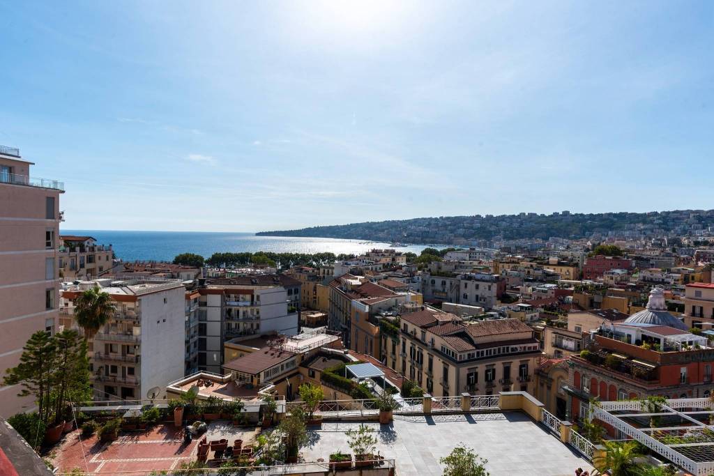 appartamento in vendita a Napoli in zona Chiaia