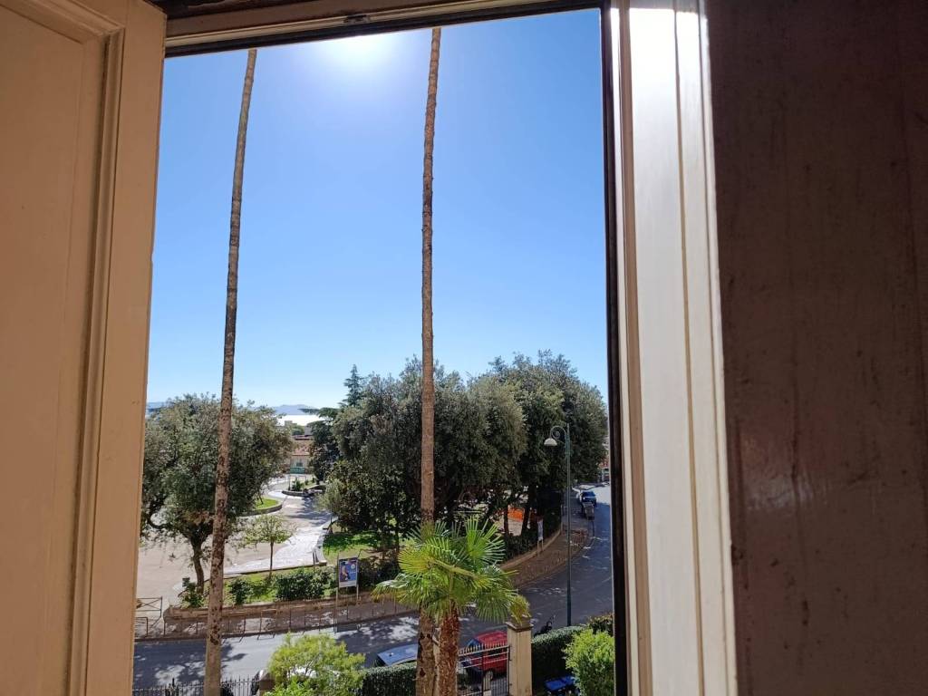 appartamento in vendita a Napoli in zona Chiaia