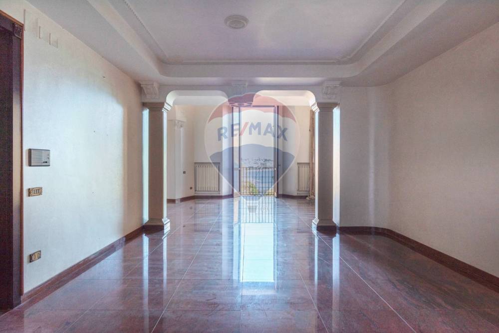 appartamento in vendita a Napoli in zona Chiaia