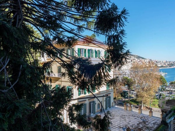 appartamento in vendita a Napoli in zona Chiaia