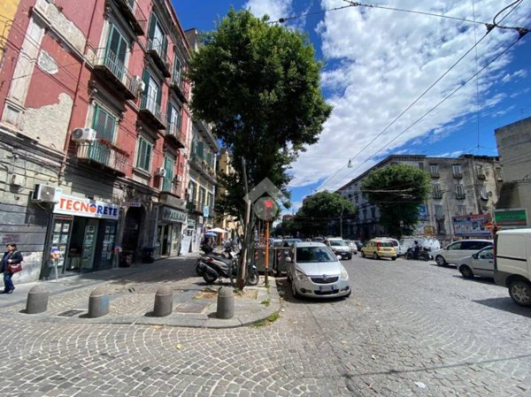 negozio in vendita a Napoli in zona Stella