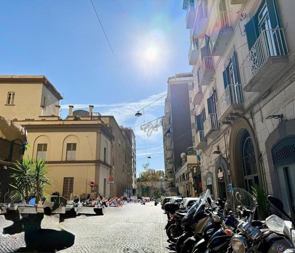 appartamento in vendita a Napoli in zona Chiaia