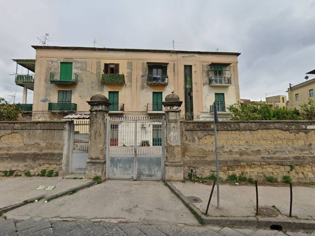 locale commerciale in vendita a Napoli in zona Capodichino