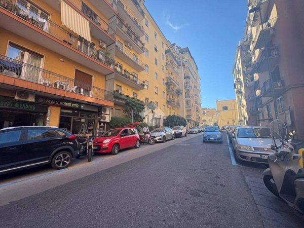 locale commerciale in vendita a Napoli in zona Vomero