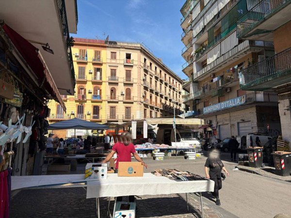 negozio in vendita a Napoli in zona Stella