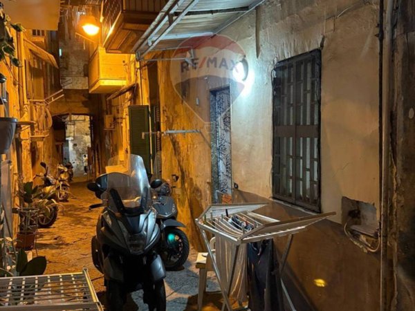appartamento in vendita a Napoli in zona San Carlo all'Arena