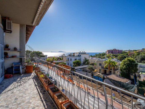 appartamento in vendita a Napoli in zona Posillipo