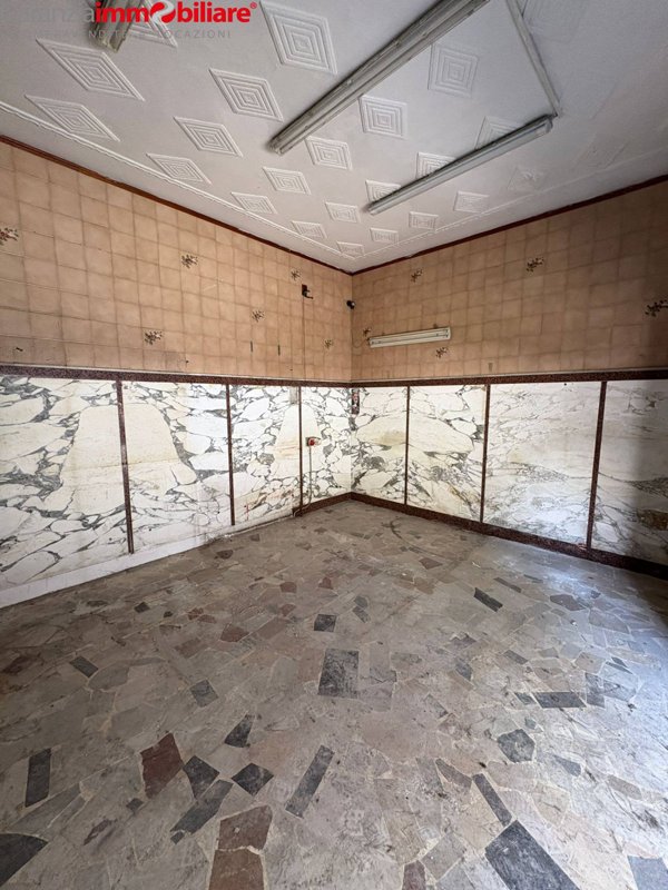 appartamento in vendita a Napoli in zona San Carlo all'Arena