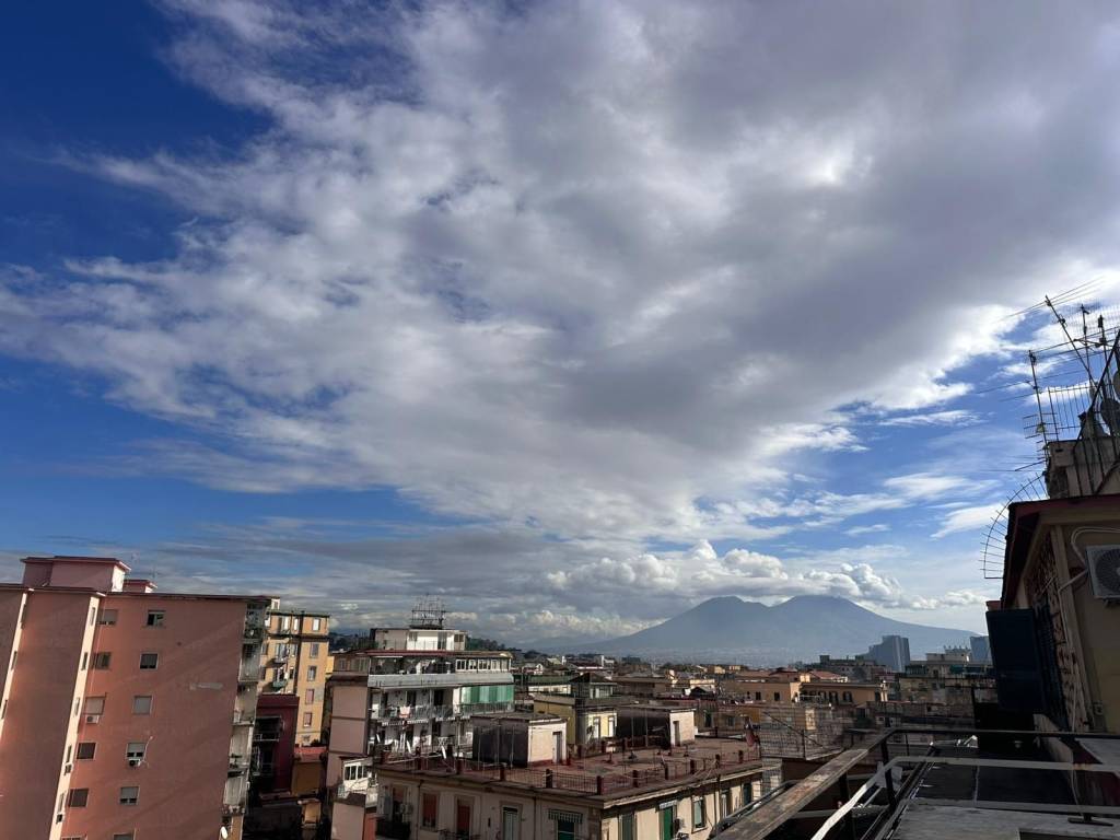 appartamento in vendita a Napoli in zona San Carlo all'Arena