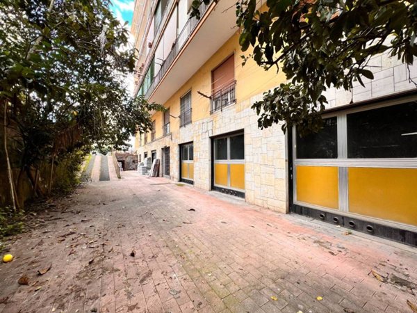 locale commerciale in vendita a Napoli in zona Fuorigrotta