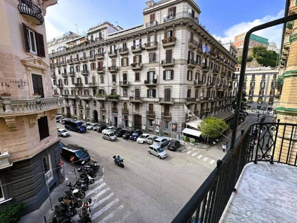 appartamento in vendita a Napoli in zona Chiaia