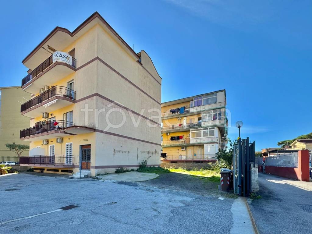 appartamento in vendita a Napoli in zona Pianura