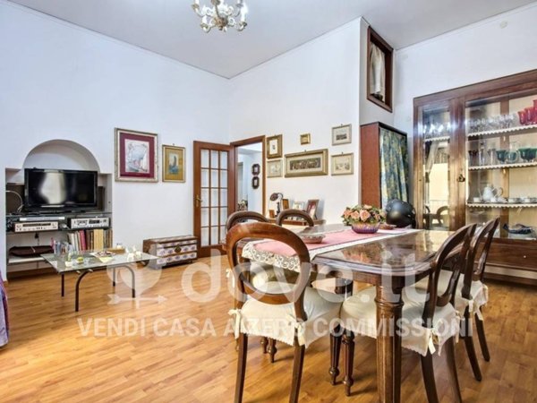 appartamento in vendita a Napoli in zona Chiaia