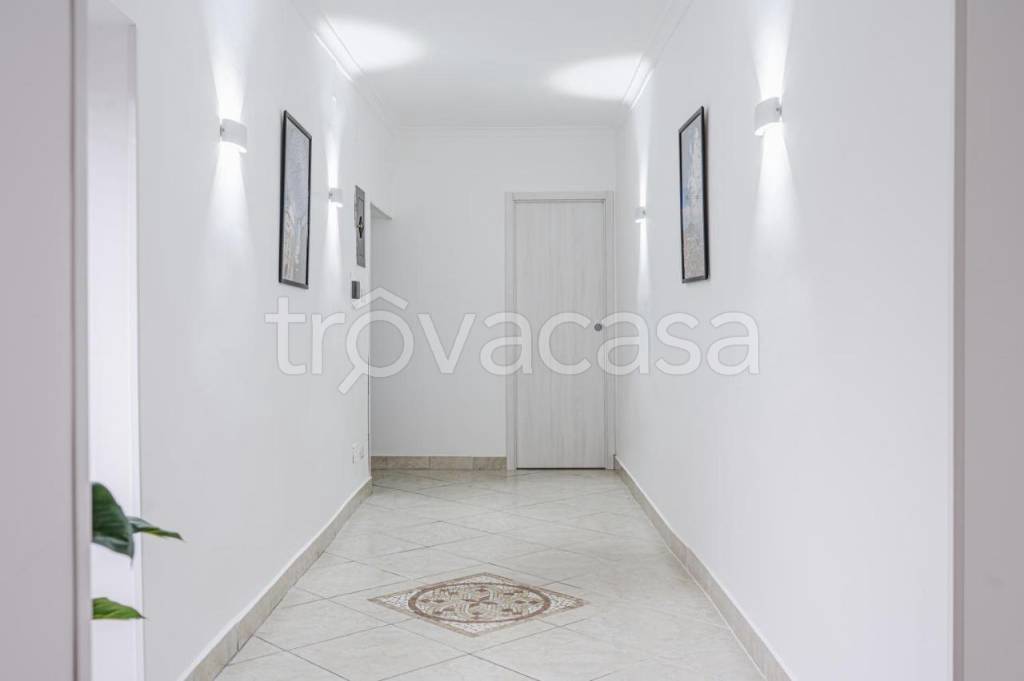 negozio in vendita a Napoli in zona Stella