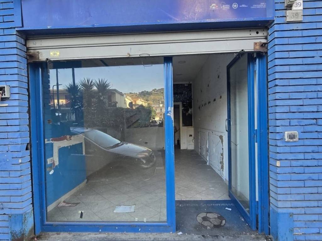 negozio in vendita a Napoli in zona Fuorigrotta