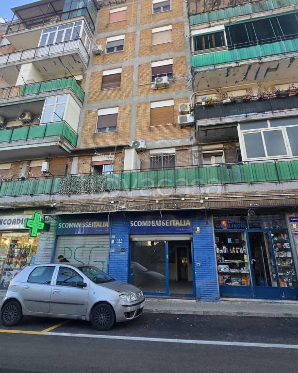 negozio in vendita a Napoli in zona Bagnoli