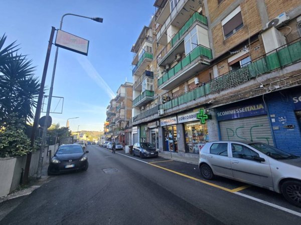 negozio in vendita a Napoli in zona Bagnoli