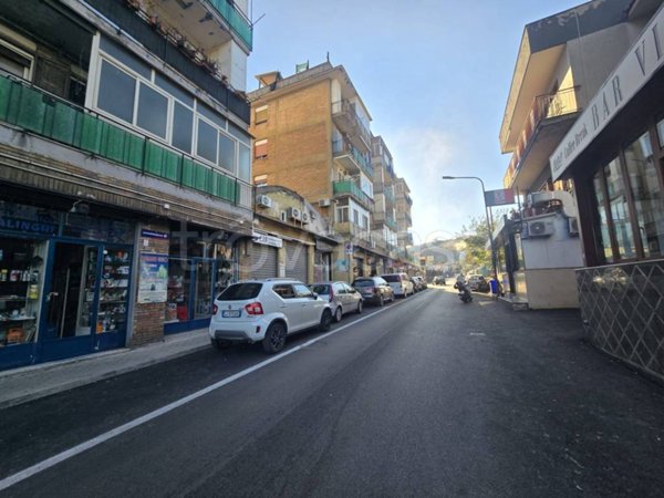 negozio in vendita a Napoli in zona Bagnoli