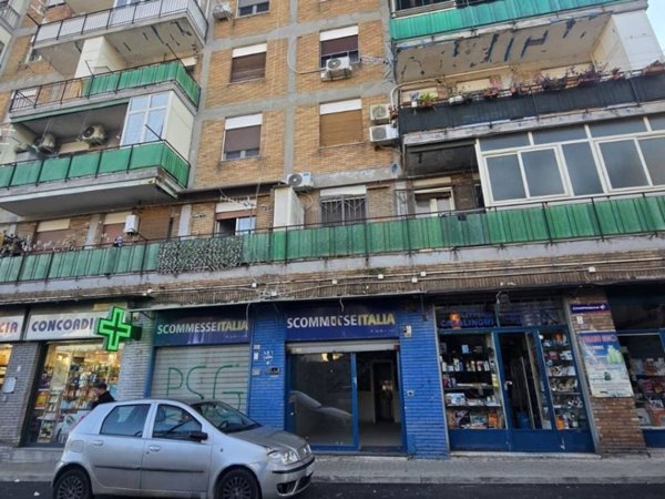 negozio in vendita a Napoli in zona Bagnoli