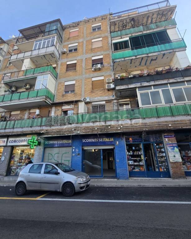negozio in vendita a Napoli in zona Bagnoli