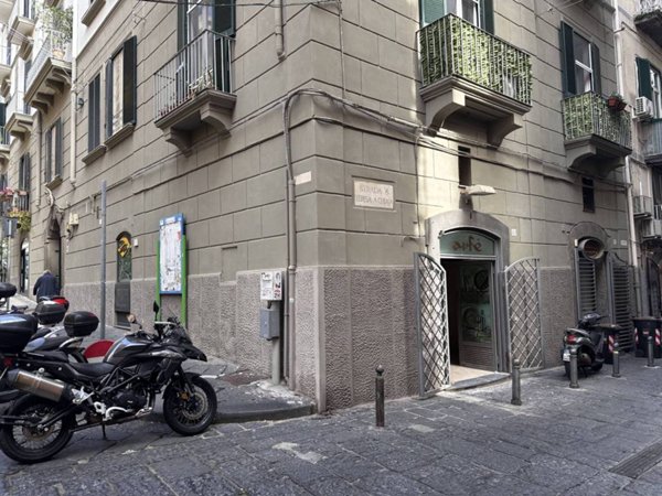negozio in vendita a Napoli in zona Chiaia